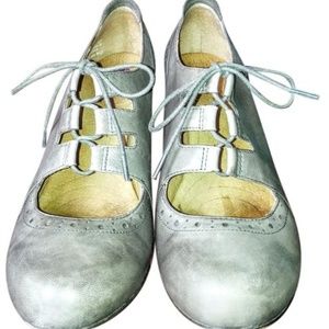 Taupe Clarks Indigo by Elise Cully size 8.5